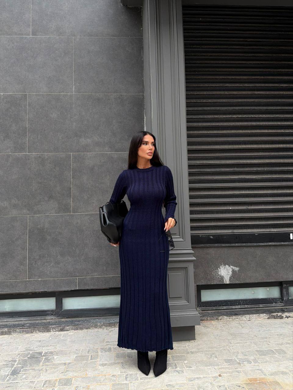 photo_2025-12-02_09-14-40 (2) Женское Длинное Трикотажное Темно-Синее Платье в Широкий Рубчик с Длинными Рукавами и Завязкой на Талии