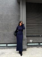 Женское Длинное Трикотажное Темно-Синее Платье в Широкий Рубчик с Длинными Рукавами и Завязкой на Талии