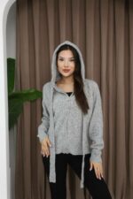 Женская Теплая Серая Кофта Свобоного Кроя на Молнии с Капюшоном на Завязке