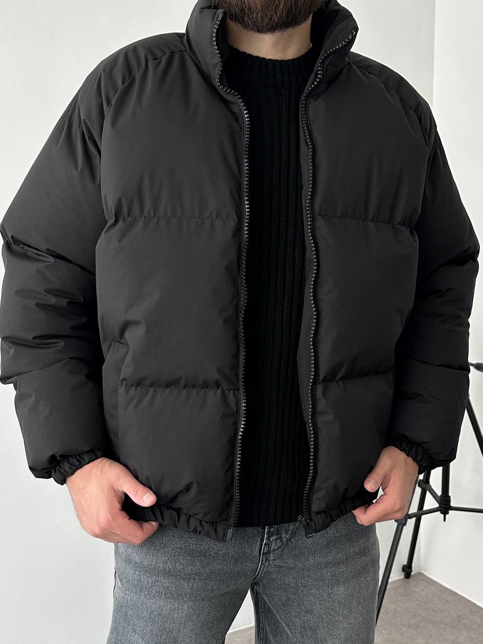 photo_2025-12-03_20-29-29 Мужская Зимняя Черная Дутая Куртка Пуфер Оверсайз под Горло на Молнии с Резинками на Рукавах и Внизу