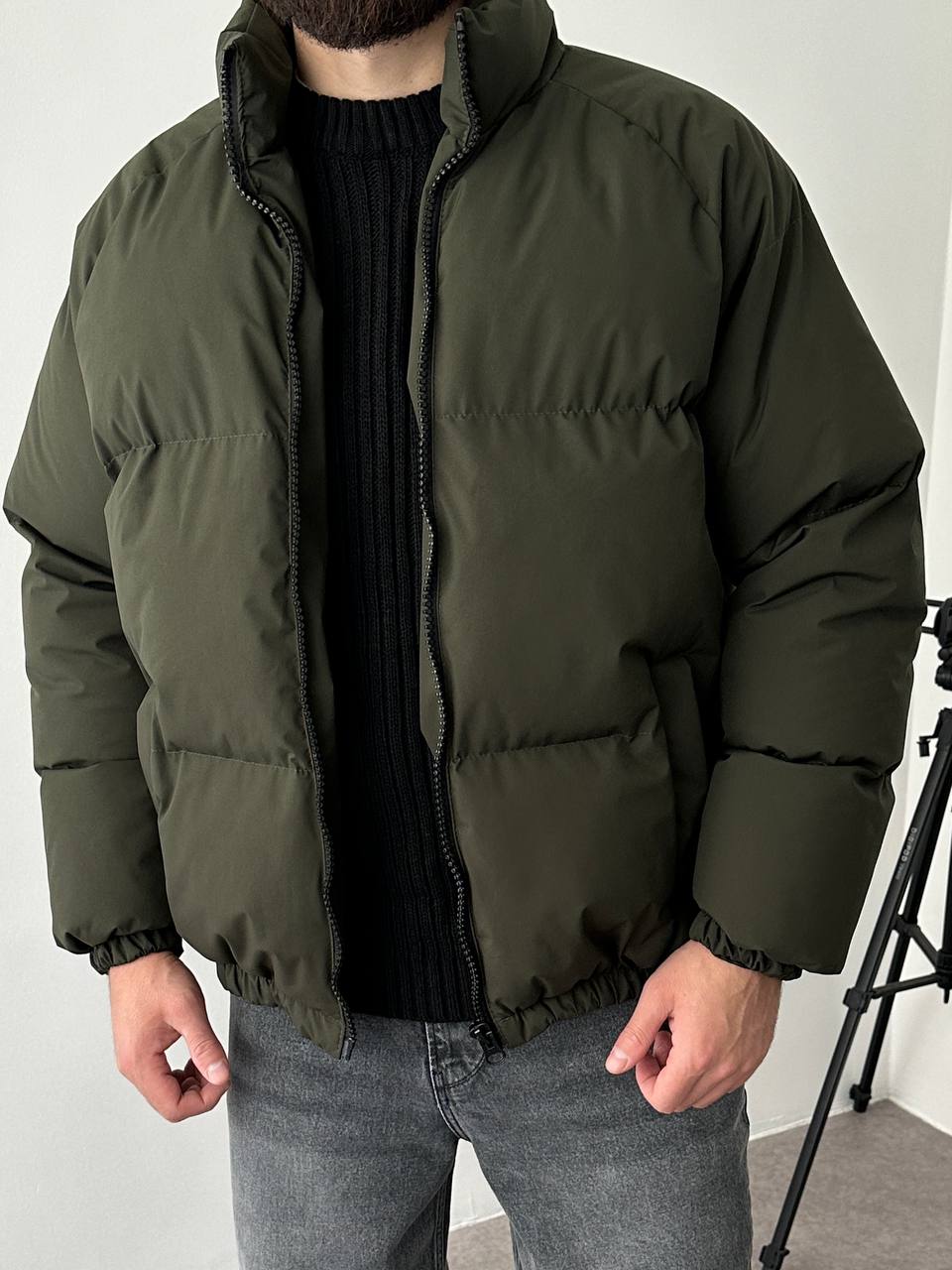 photo_2025-12-03_20-29-34 Мужская Зимняя Дутая Куртка Пуфер Хаки Оверсайз под Горло на Молнии с Резинками на Рукавах и Внизу