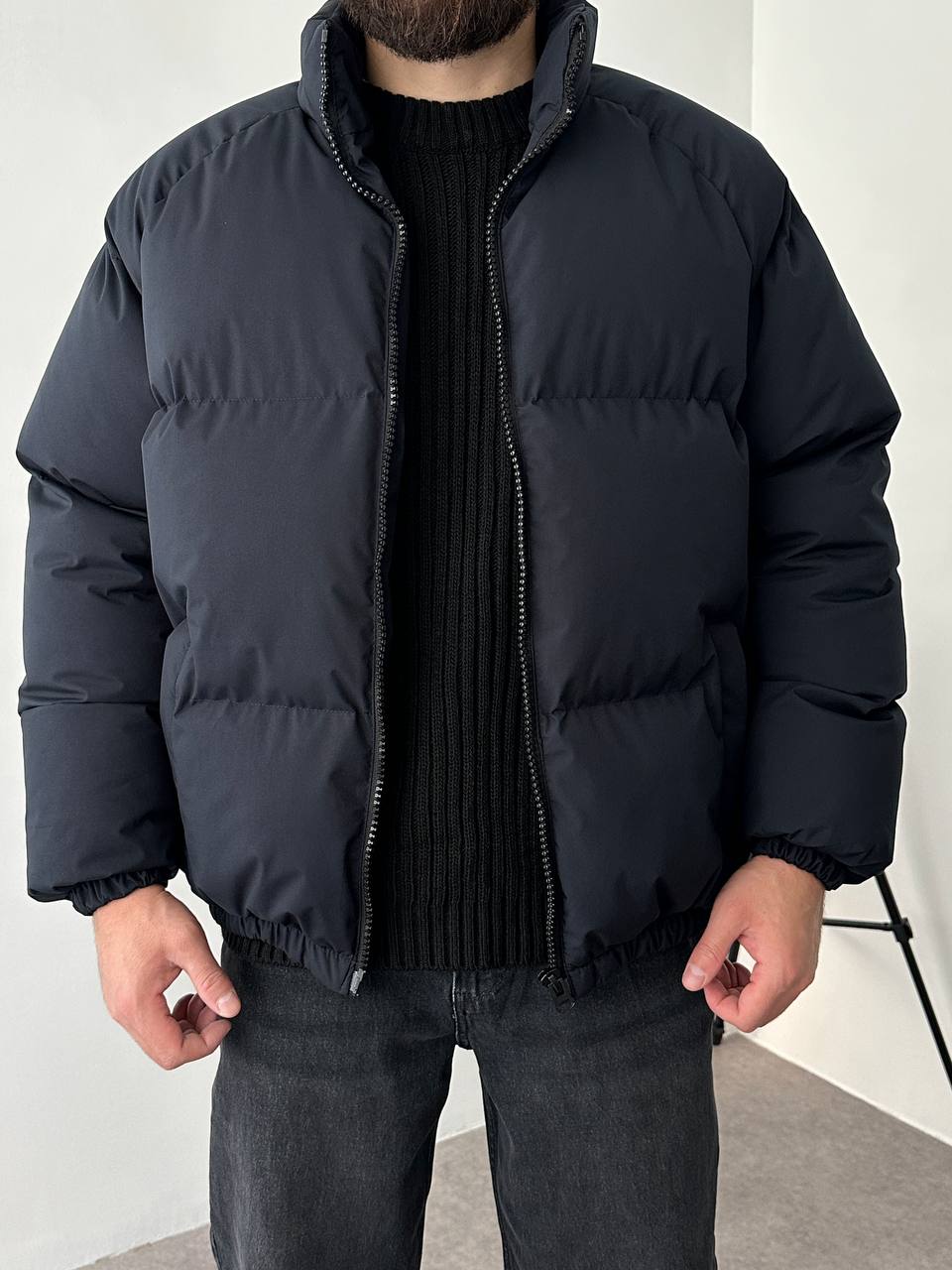 photo_2025-12-03_20-29-37 Мужская Зимняя Темно-Синяя Дутая Куртка Пуфер Оверсайз под Горло на Молнии с Резинками на Рукавах и Внизу
