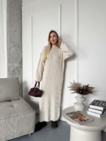 Женское Теплое Длинное Молочное Платье Свободного Кроя с Фактурным Узором Косичка