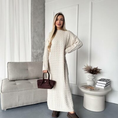 Женское Теплое Длинное Молочное Платье Свободного Кроя с Фактурным Узором Косичка