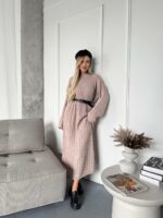 Женское Теплое Длинное Бежевое Платье Свободного Кроя с Фактурным Узором Косичка