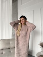 Женское Теплое Длинное Бежевое Платье Свободного Кроя с Фактурным Узором Косичка