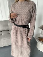 Женское Теплое Длинное Бежевое Платье Свободного Кроя с Фактурным Узором Косичка