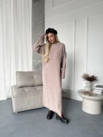 Женское Теплое Длинное Бежевое Платье Свободного Кроя с Фактурным Узором Косичка