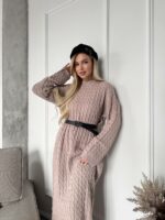 Женское Теплое Длинное Бежевое Платье Свободного Кроя с Фактурным Узором Косичка