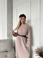 Женское Теплое Длинное Бежевое Платье Свободного Кроя с Фактурным Узором Косичка
