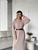 Женское Теплое Длинное Бежевое Платье Свободного Кроя с Фактурным Узором Косичка