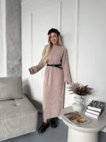 Женское Теплое Длинное Бежевое Платье Свободного Кроя с Фактурным Узором Косичка