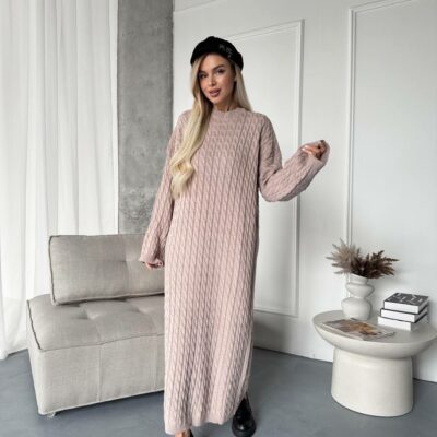 Женское Теплое Длинное Бежевое Платье Свободного Кроя с Фактурным Узором Косичка