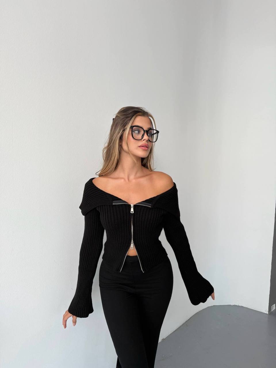 photo_2025-12-06_11-23-27 Женская Черная Кофта в Рубчик на Молнии с Открытыми Плечами
