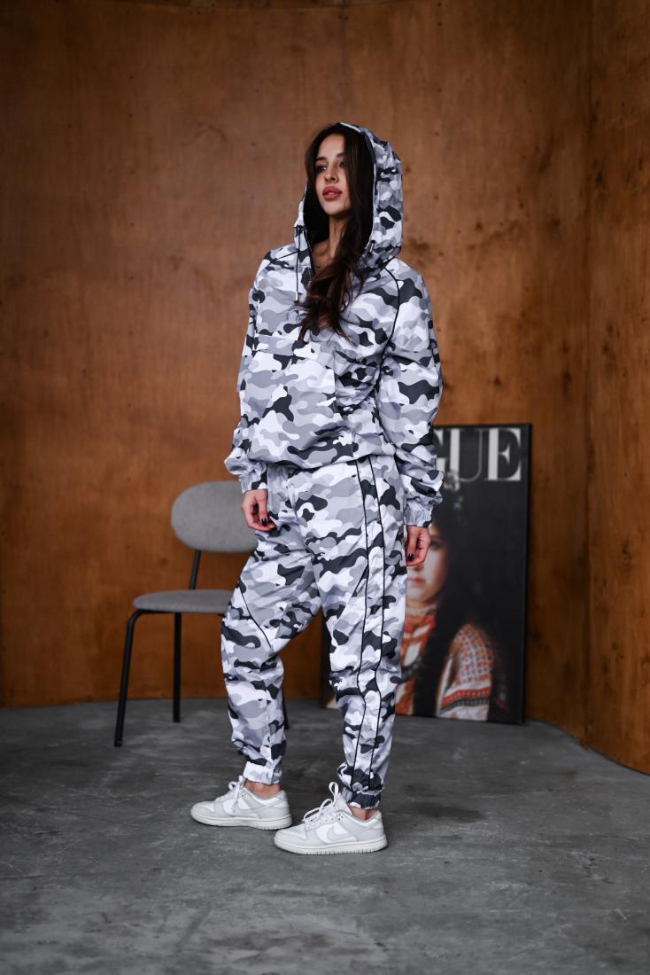 photo_2025-12-06_12-19-32 Женский Камуфляжный Серый Спортивный Костюм Плащевка с Кантом - Анорак с Капюшоном + Штаны Джоггеры