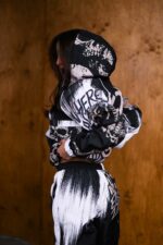 Женский Черный Спортивный Костюм Плащевка с Черепами и Кантом - Анорак + Штаны Джоггеры