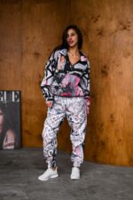 Женский Серый Спортивный Костюм Плащевка в Принт с Кантом - Анорак + Штаны Джоггеры