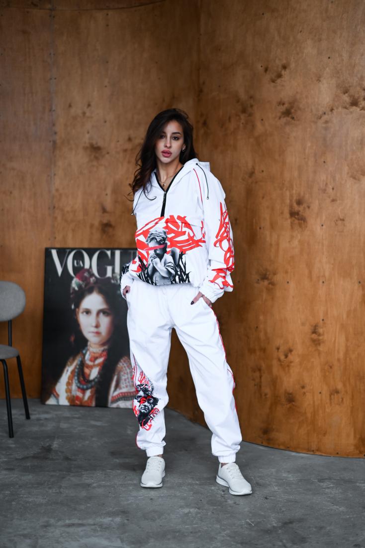 photo_2025-12-07_08-50-33 Женский Белый Спортивный Костюм Плащевка с Принтами и Кантом - Анорак + Штаны Джоггеры