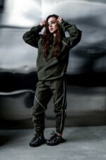 Женский Спортивный Костюм Хаки Плащевка с Кантом - Анорак с Капюшоном + Штаны Джоггеры