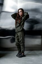 Женский Спортивный Костюм Хаки Плащевка с Кантом - Анорак с Капюшоном + Штаны Джоггеры