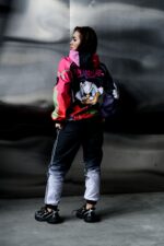 Женский Черный Спортивный Костюм Плащевка с Кантом и Яркими Принтами Скрудж Макдак (Анорак + Джоггеры)