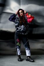 Женский Черный Спортивный Костюм Плащевка с Кантом и Яркими Принтами Скрудж Макдак (Анорак + Джоггеры)