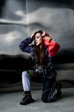 Женский Черный Спортивный Костюм Плащевка с Кантом и Яркими Принтами Скрудж Макдак (Анорак + Джоггеры)