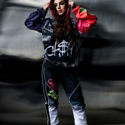 Женский Черный Спортивный Костюм Плащевка с Кантом и Яркими Принтами Скрудж Макдак (Анорак + Джоггеры)