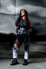 Женский Черный Спортивный Костюм Плащевка с Кантом и Яркими Принтами Скрудж Макдак (Анорак + Джоггеры)