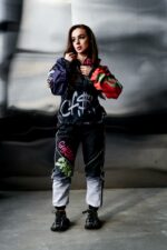 Женский Черный Спортивный Костюм Плащевка с Кантом и Яркими Принтами Скрудж Макдак (Анорак + Джоггеры)