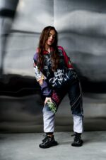 Женский Черный Спортивный Костюм Плащевка с Кантом и Яркими Принтами Скрудж Макдак (Анорак + Джоггеры)