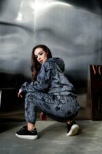 Женский Темно-Серый Спортивный Костюм Плащевка в Принтах с Кантом (Анорак + Джоггеры)