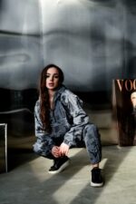 Женский Темно-Серый Спортивный Костюм Плащевка в Принтах с Кантом (Анорак + Джоггеры)