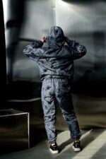 Женский Темно-Серый Спортивный Костюм Плащевка в Принтах с Кантом (Анорак + Джоггеры)