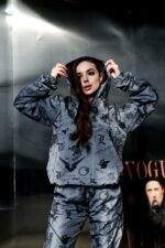 Женский Темно-Серый Спортивный Костюм Плащевка в Принтах с Кантом (Анорак + Джоггеры)