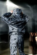 Женский Темно-Серый Спортивный Костюм Плащевка в Принтах с Кантом (Анорак + Джоггеры)