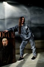 Женский Темно-Серый Спортивный Костюм Плащевка в Принтах с Кантом (Анорак + Джоггеры)