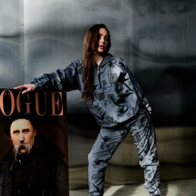 Женский Темно-Серый Спортивный Костюм Плащевка в Принтах с Кантом (Анорак + Джоггеры)