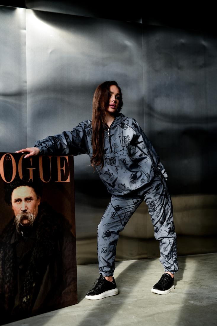 photo_2025-12-10_10-08-35 Женский Темно-Серый Спортивный Костюм Плащевка в Принтах с Кантом (Анорак + Джоггеры)