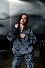 Женский Темно-Серый Спортивный Костюм Плащевка в Принтах с Кантом (Анорак + Джоггеры)