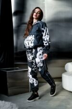 Женский Черный Спортивный Костюм Плащевка с Кантом и Принтами Черепа (Анорак + Джоггеры)