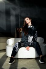 Женский Черный Спортивный Костюм Плащевка с Кантом и Принтами Черепа (Анорак + Джоггеры)