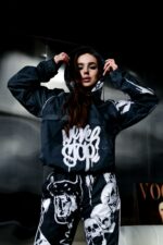 Женский Черный Спортивный Костюм Плащевка с Кантом и Принтами Черепа (Анорак + Джоггеры)