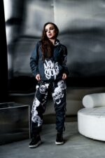 Женский Черный Спортивный Костюм Плащевка с Кантом и Принтами Черепа (Анорак + Джоггеры)