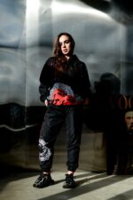 Женский Черный Спортивный Костюм Плащевка с Яркими Принтами и Кантом (Анорак + Джоггеры)