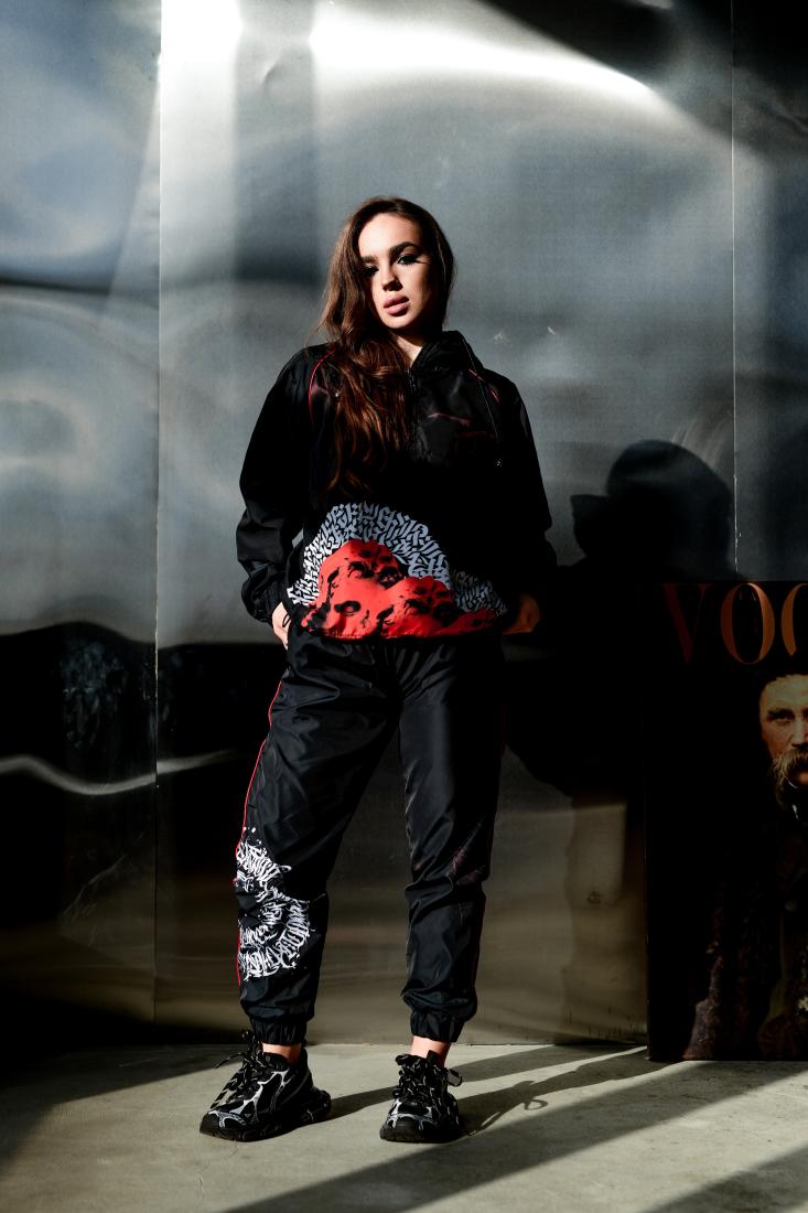 photo_2025-12-10_18-57-52 Женский Черный Спортивный Костюм Плащевка с Яркими Принтами и Кантом (Анорак + Джоггеры)