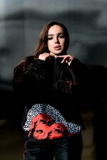 Женский Черный Спортивный Костюм Плащевка с Яркими Принтами и Кантом (Анорак + Джоггеры)