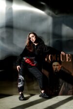 Женский Черный Спортивный Костюм Плащевка с Яркими Принтами и Кантом (Анорак + Джоггеры)