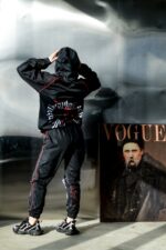 Женский Черный Спортивный Костюм Плащевка с Яркими Принтами и Кантом (Анорак + Джоггеры)