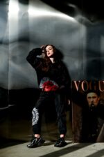 Женский Черный Спортивный Костюм Плащевка с Яркими Принтами и Кантом (Анорак + Джоггеры)